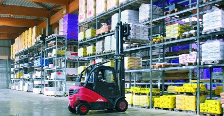 großes Baustofflager